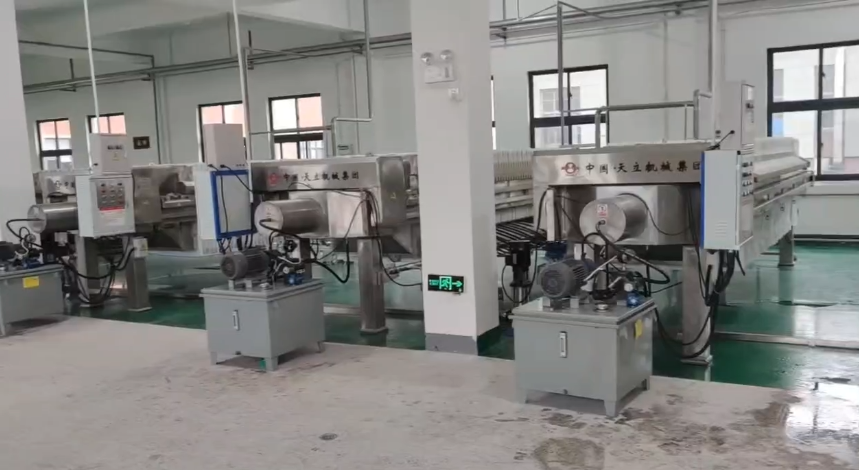 天立壓濾機(jī)醬油、醋壓榨現(xiàn)場(chǎng)